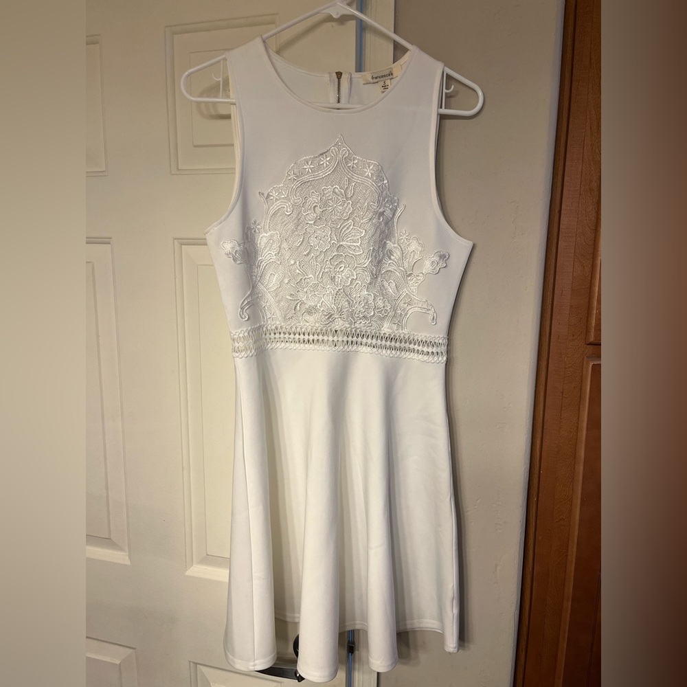 Little white sleeveless dress with lace appliqués
